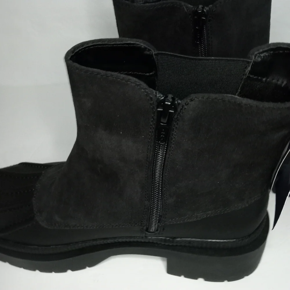 Women's Universal Thread, water repellent boot size 10 Black memory foam, .NWT